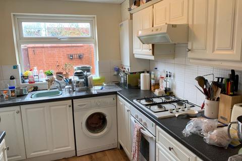 2 bedroom terraced house to rent, Thornton Road, Fallowfield, M14