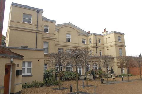3 bedroom penthouse to rent, Moor Park House Way, Farnham