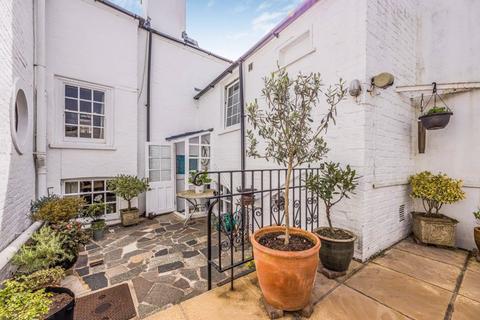 3 bedroom character property for sale, St. Thomas's Street, Old Portsmouth