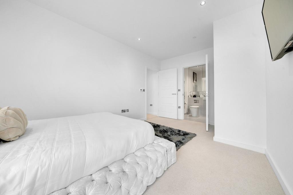 Shackleton Way, London E16 1 bed hotel room to rent £900 pcm (£208 pw)