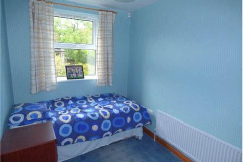 2 bedroom house to rent, Wellington Crescent, Shipley,