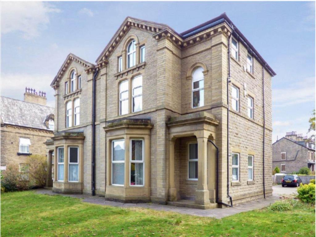 Wellington Crescent, Shipley, 2 bed flat to rent £800 pcm (£185 pw)