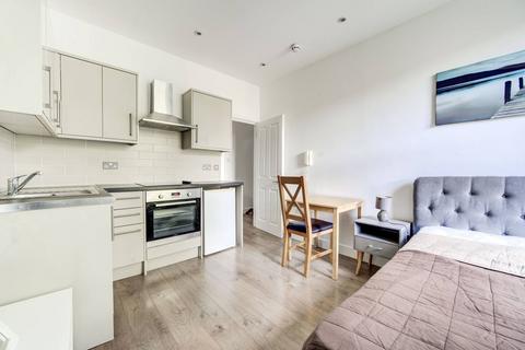 Studio to rent, Nevern Place, Earls Court, London, SW5