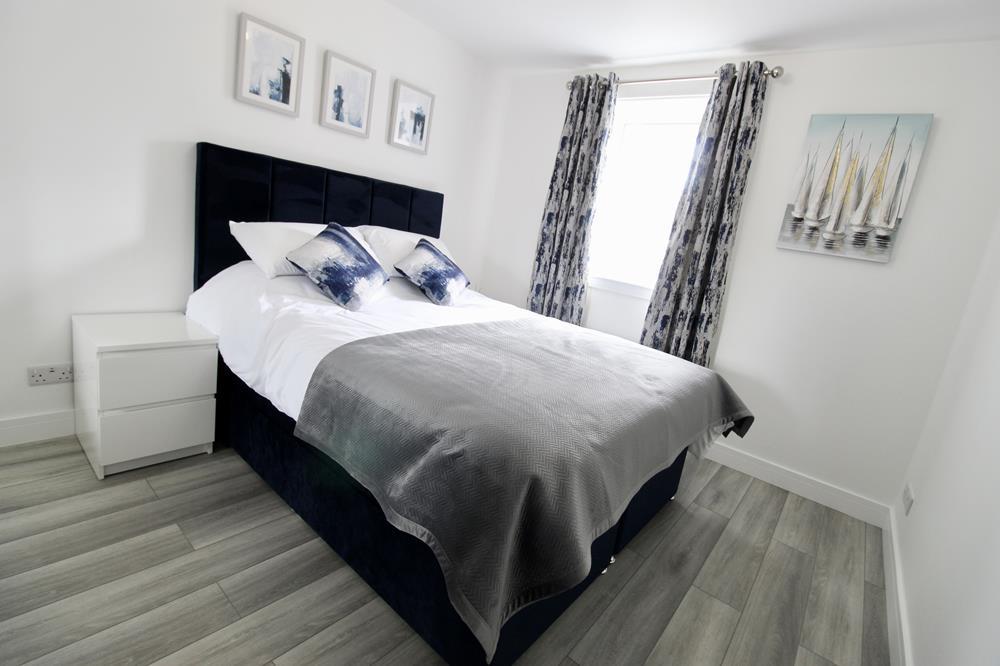 Bedroom 1 photograph 2