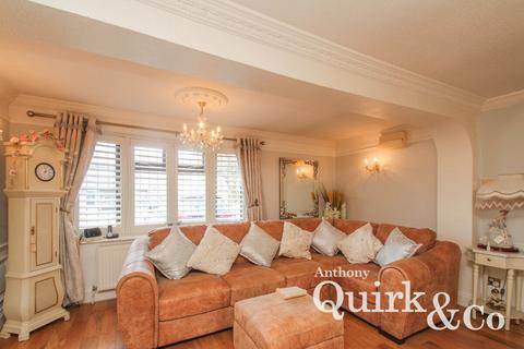 14 Robinson Close, Hornchurch, RM12 5AR