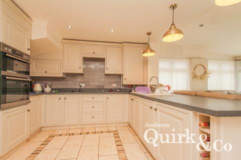 14 Robinson Close, Hornchurch, RM12 5AR