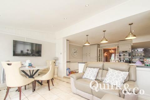 14 Robinson Close, Hornchurch, RM12 5AR