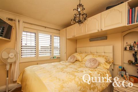 14 Robinson Close, Hornchurch, RM12 5AR