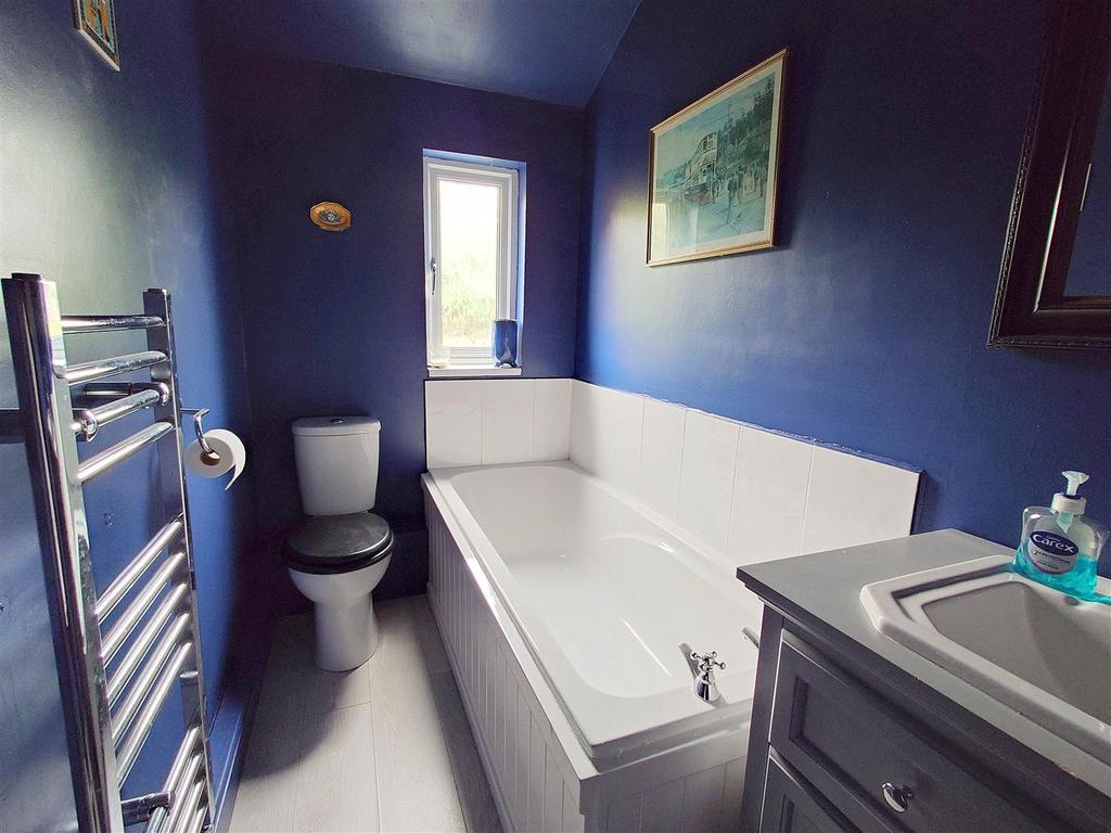 Bathroom 1.JPG