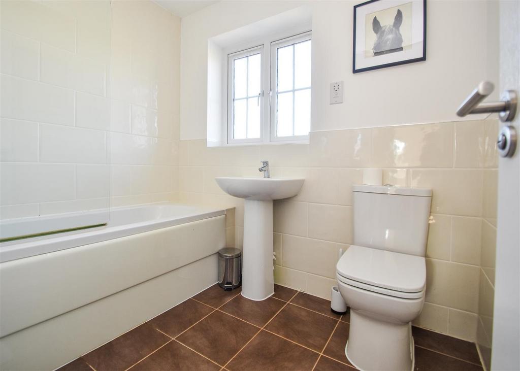 4 The Limes - Bathroom.jpg