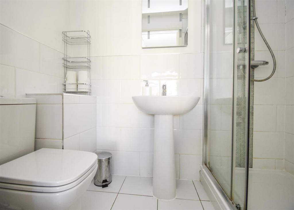 4 The Limes - En-Suite Shower Room.jpg
