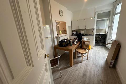 4 bedroom detached house to rent, CAVERSHAM AVENUE, LONDON