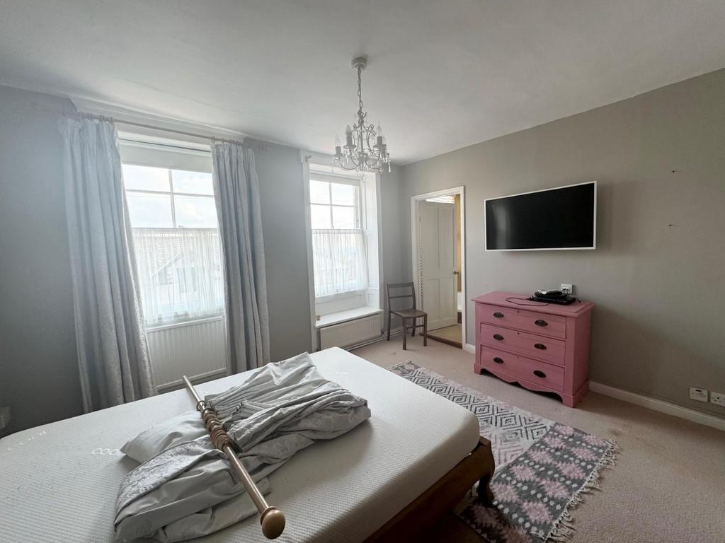 Bed2.jpg