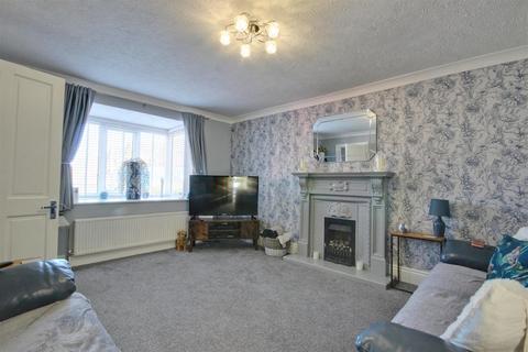 3 bedroom semi-detached house for sale, Robinswood Drive, Castle Grange, Hull