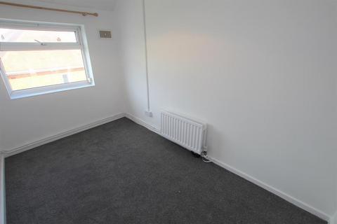 2 bedroom flat to rent, Larkfield Road, Redditch, B98 7PL