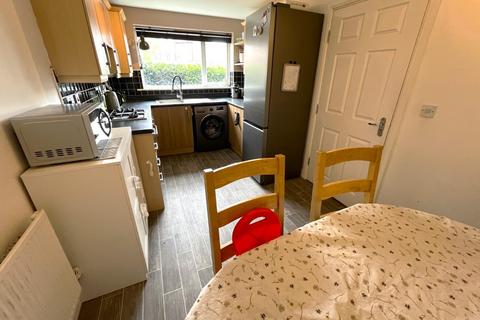 3 bedroom semi-detached house to rent, Oaklands Close, Leeds, West Yorkshire