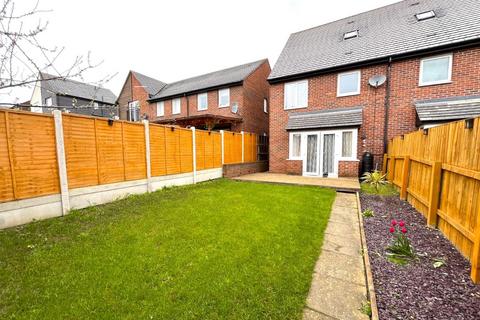3 bedroom semi-detached house to rent, Oaklands Close, Leeds, West Yorkshire