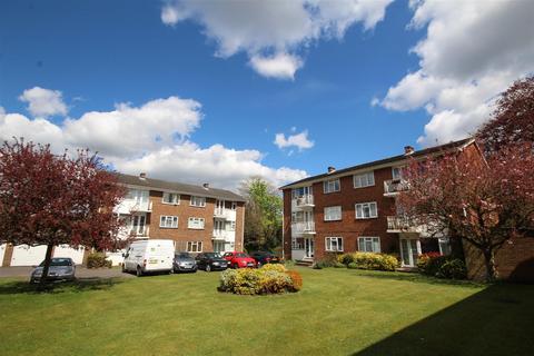 2 bedroom flat to rent, Clandon Road, Guildford