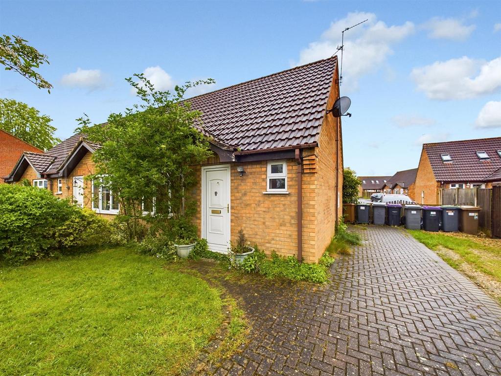 Holmes Field, Bassingham 2 bed terraced bungalow for sale £140,000