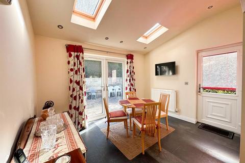 2 bedroom townhouse for sale, The Close, Skipton