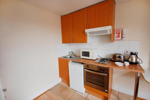 Studio to rent, St Georges Drive, London SW1V