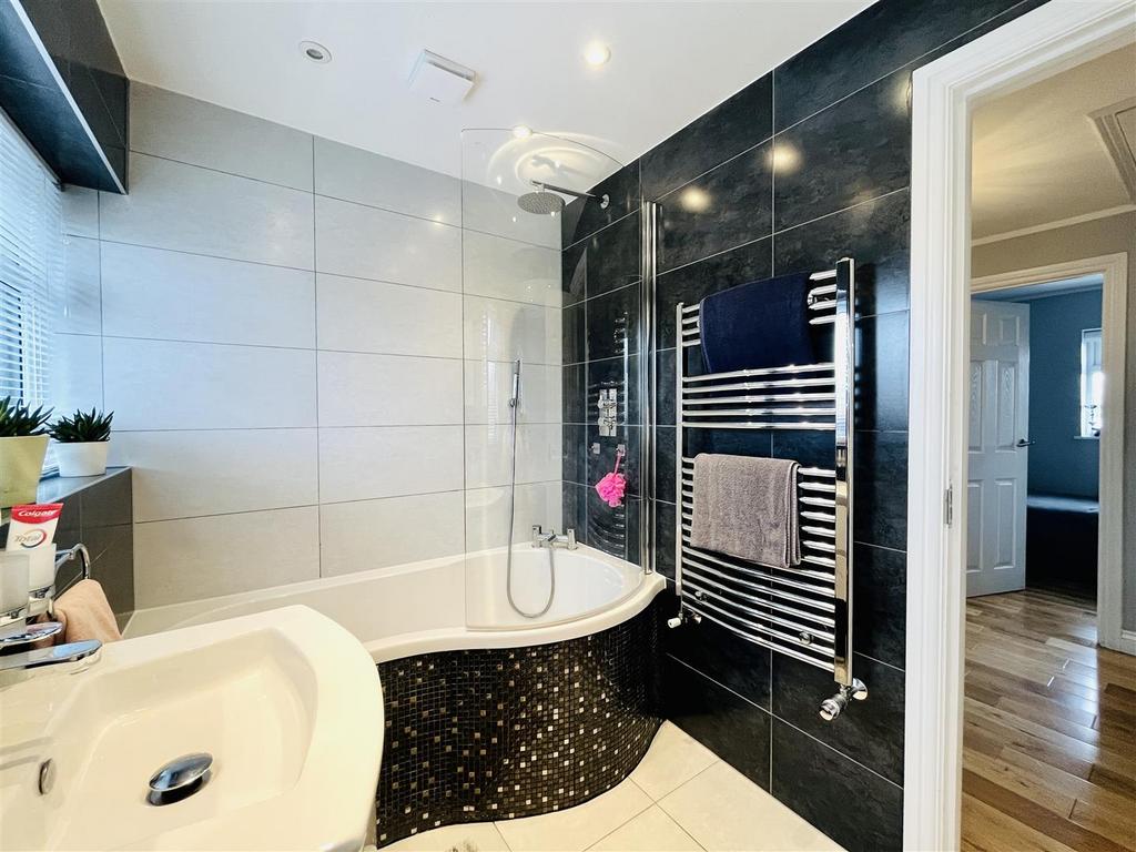 Family Bathroom 2