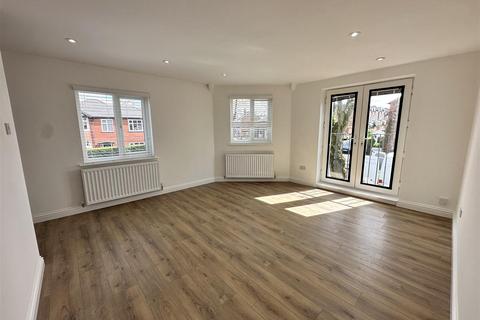 2 bedroom apartment to rent, Clarence Road, Hale