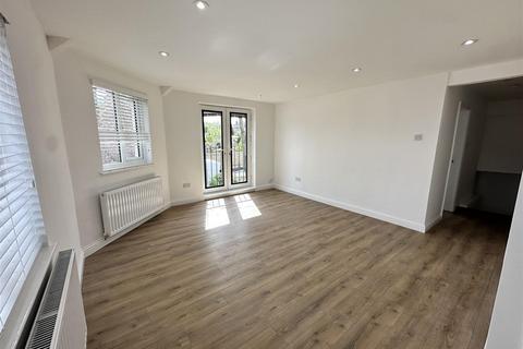 2 bedroom apartment to rent, Clarence Road, Hale