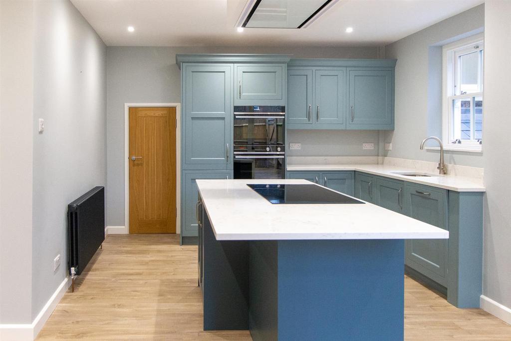 Garden Flat Whitemans Green, Cuckfield 2 bed flat £1,800 pcm (£415 pw)