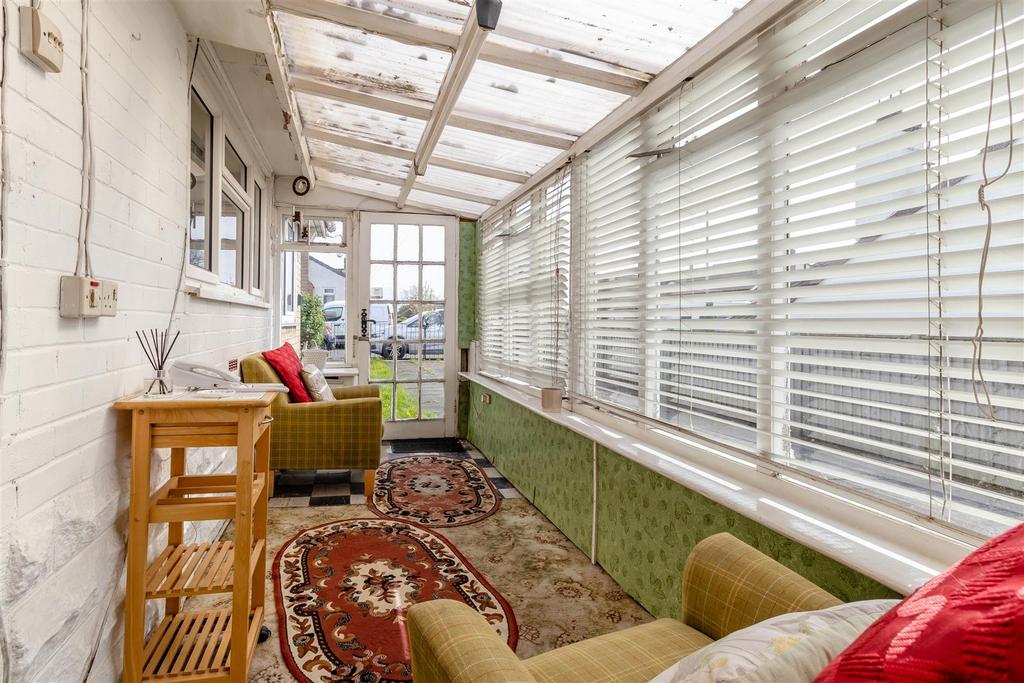 8593028-interior16.jpg