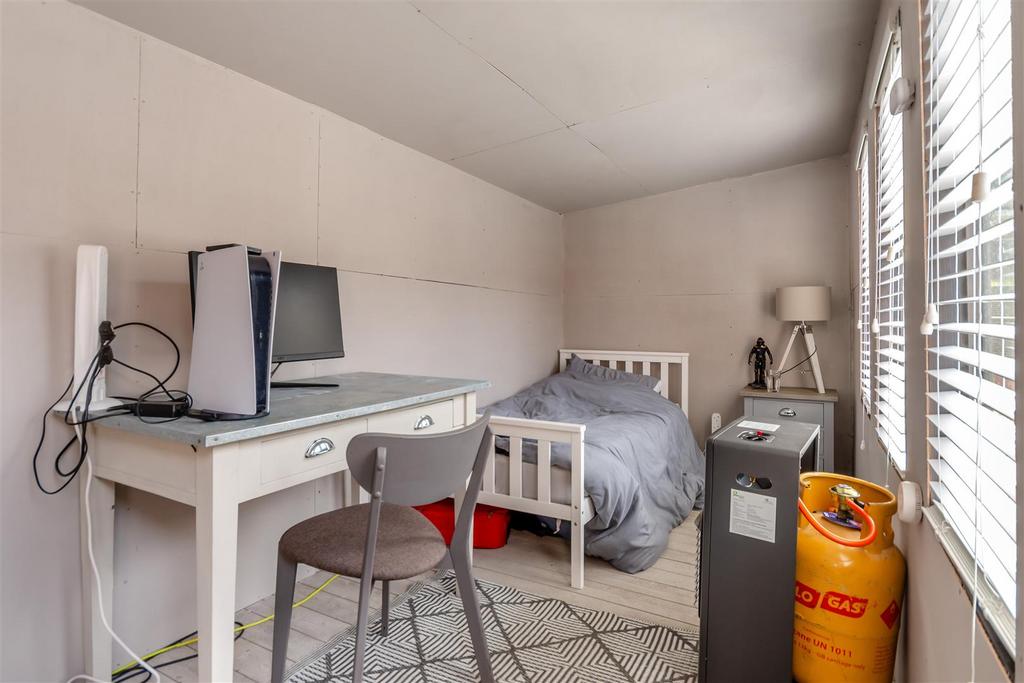 8591696-interior17.jpg