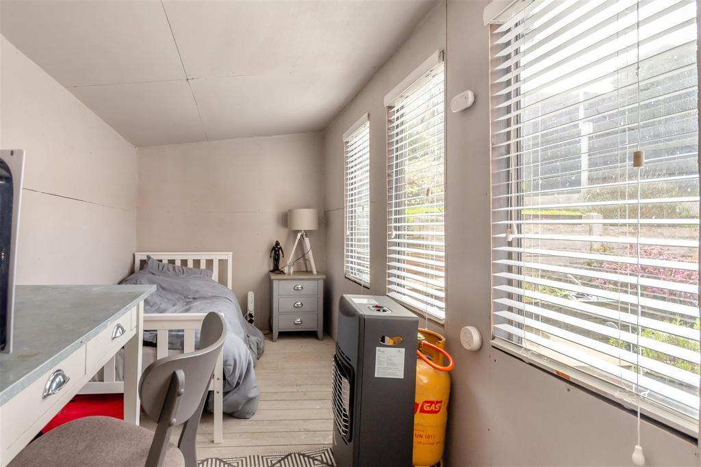 8591696-interior18.jpg