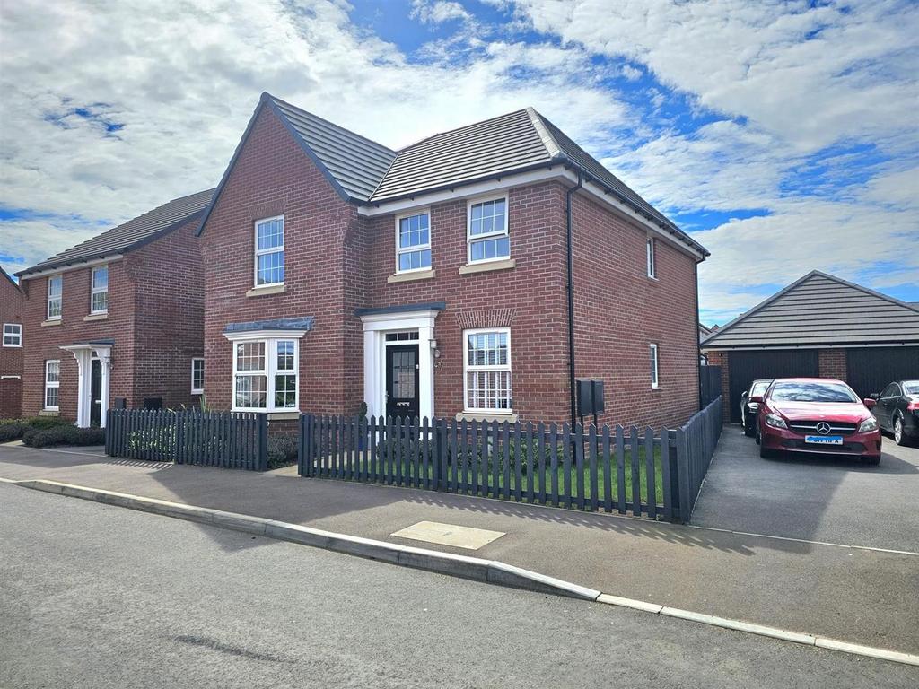 Newent 4 bed detached house for sale £420,000