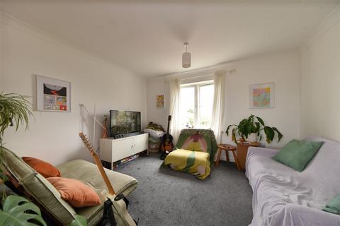 2 bedroom flat to rent, Epsom Close, Stevenage