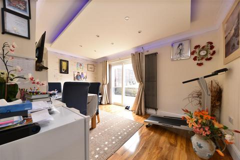 5 bedroom end of terrace house to rent, Warwick Road, Stevenage