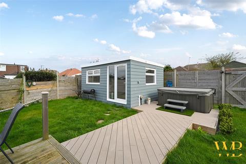 4 bedroom chalet for sale, Vincent Close, Lancing