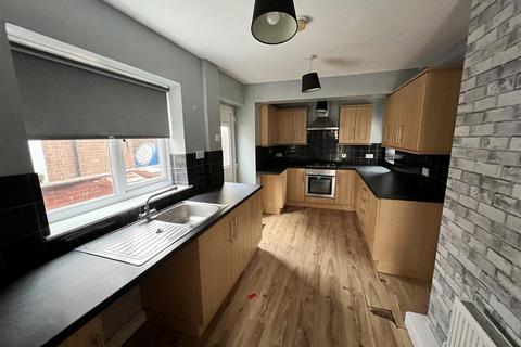2 bedroom semi-detached house to rent, Garth Street, Castleford, WF10