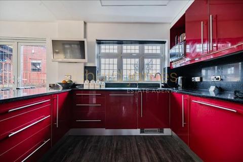 163 Chanctonbury Way, London, N12 7AE