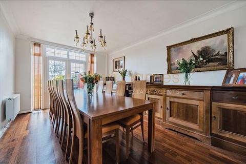 163 Chanctonbury Way, London, N12 7AE