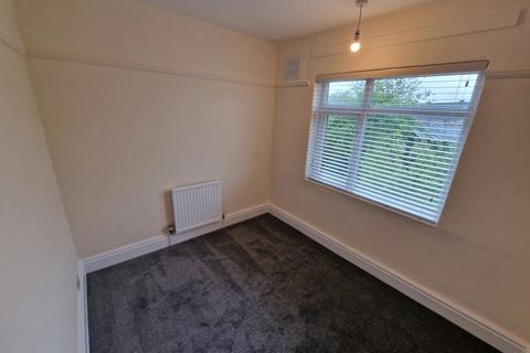 3 bedroom terraced house to rent, Grove Road, Halton, Leeds, LS15