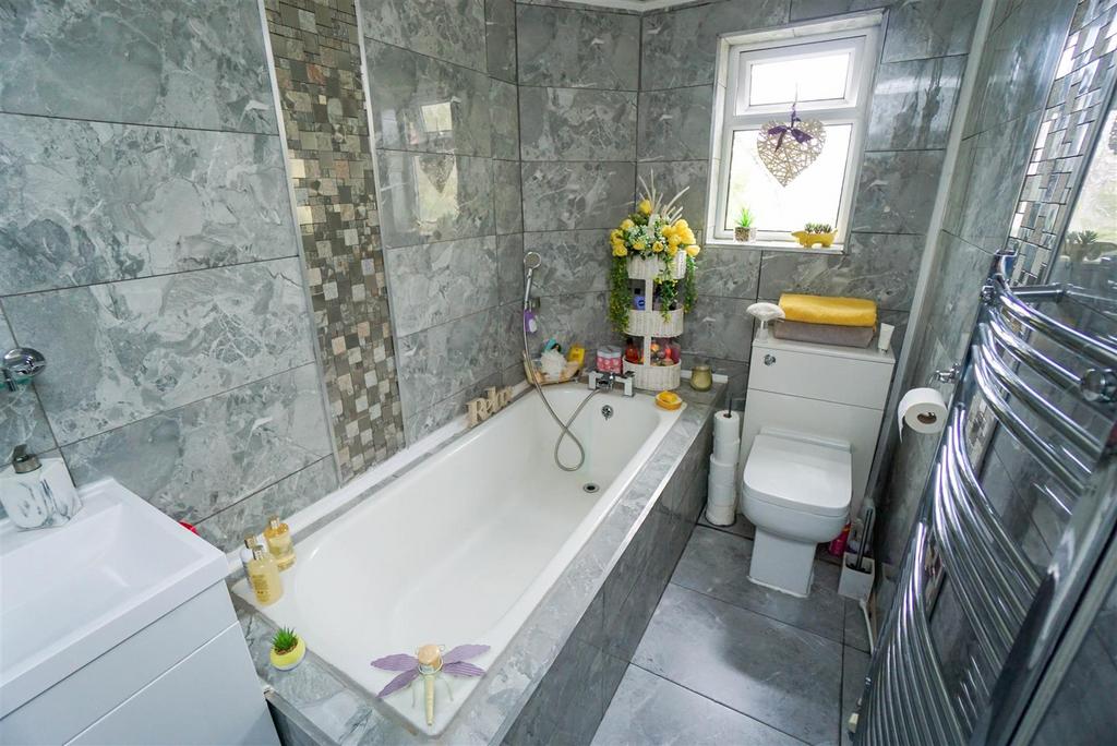 BATHROOM (1 of 1).jpg