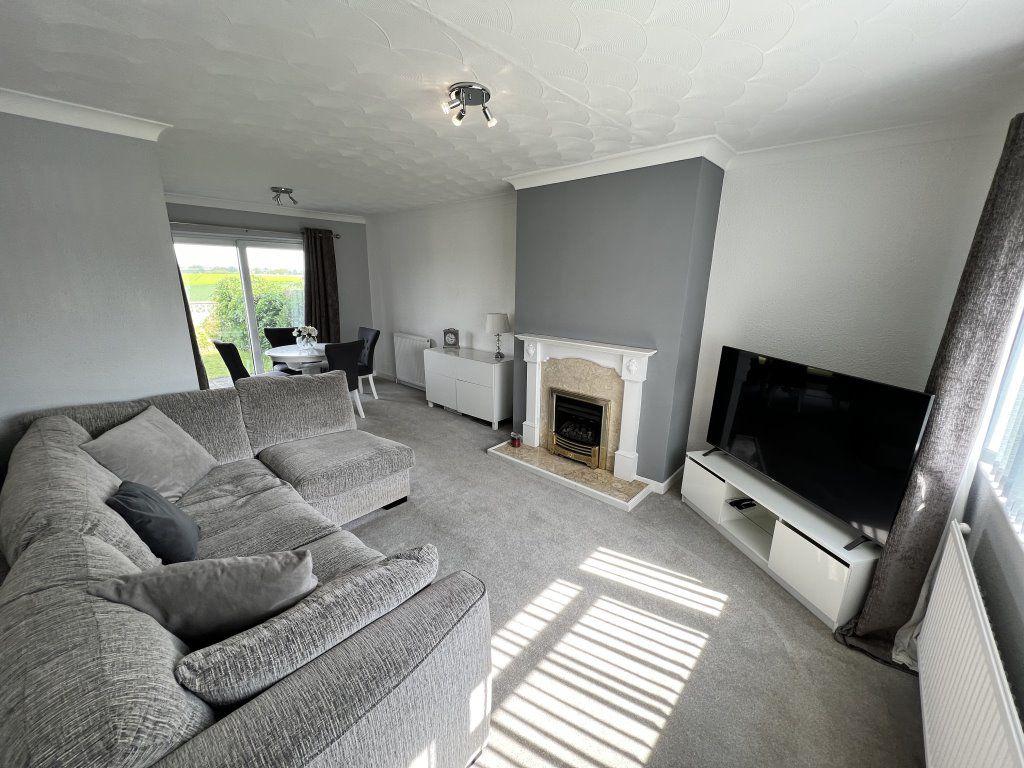 Hadrian Close, Thorpe Audlin, WF8 3 bed semidetached house to rent £950 pcm (£219 pw)