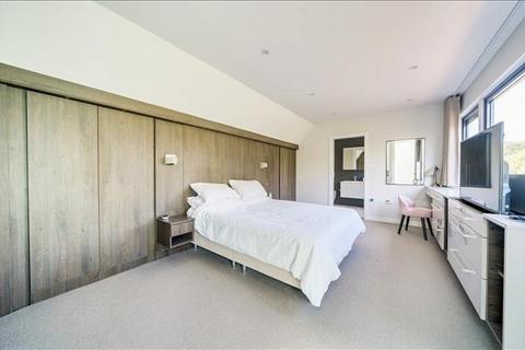 35 Newcombe Park, London, NW7 3QN