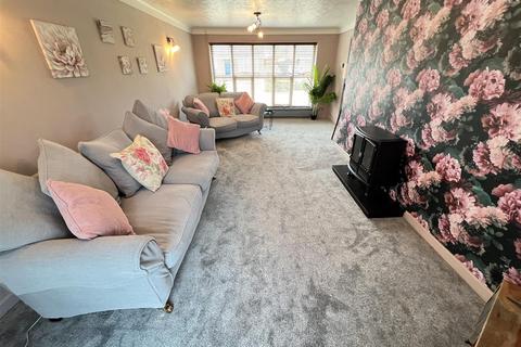 9 Alexander Drive, Wirral, CH61 6XT