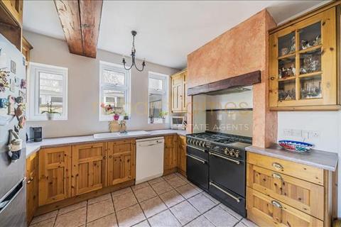 5 Sylvan Avenue, London, NW7 2JH