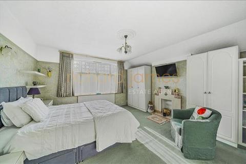 5 Sylvan Avenue, London, NW7 2JH