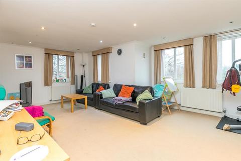 3 bedroom apartment to rent, The Strand, Broad Road, Sale
