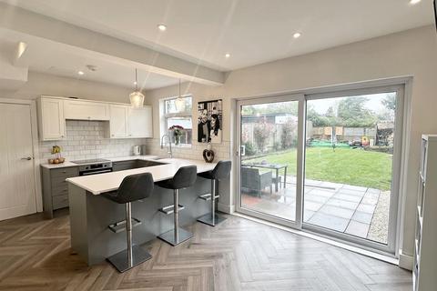 31 Manor Road, Streetly, Sutton Coldfield, B74 3NG