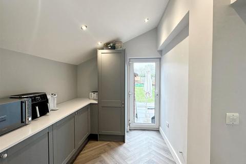 31 Manor Road, Streetly, Sutton Coldfield, B74 3NG