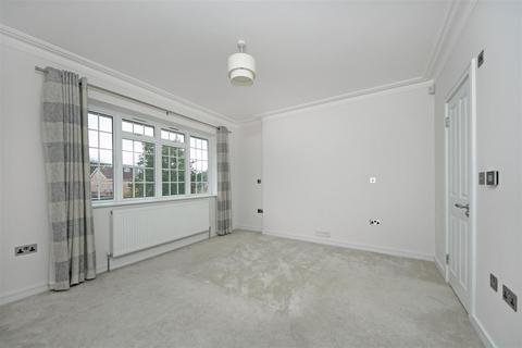 5 bedroom semi-detached house to rent, Gibbon Road, W3